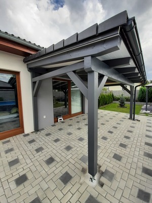 Moderní šedá dřevěná pergola s pultovou střechou