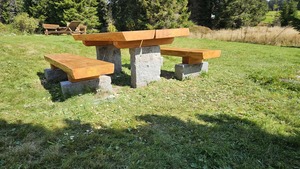 Dřevěné venkovní posezení, dřevěné lavičky a stůl