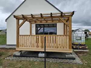 Pultová pergola s dřevěnou terasou