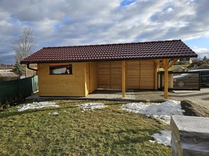 Dřevěný zahradní domek s altánem a garážovým stáním